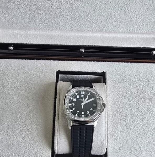 Patek Philippe Aquanaut 5067A-001 Diamond Bezel Black Dial Quartz